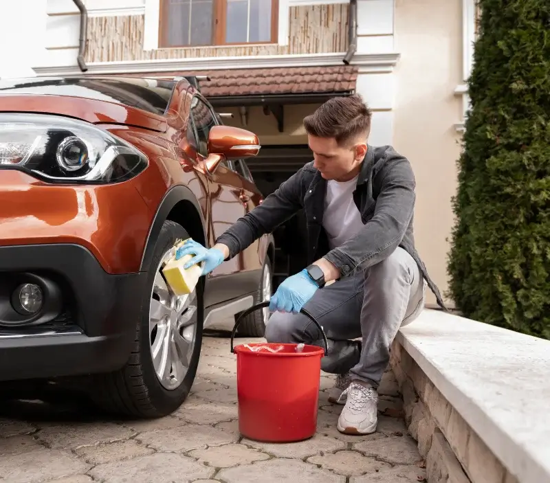 Lavage auto à domicile San-Giuliano : professionnel intervenant sur un véhicule